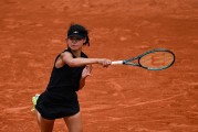 2-0进四强！中国女网15岁天才少女冲冠：连续3场横扫太猛